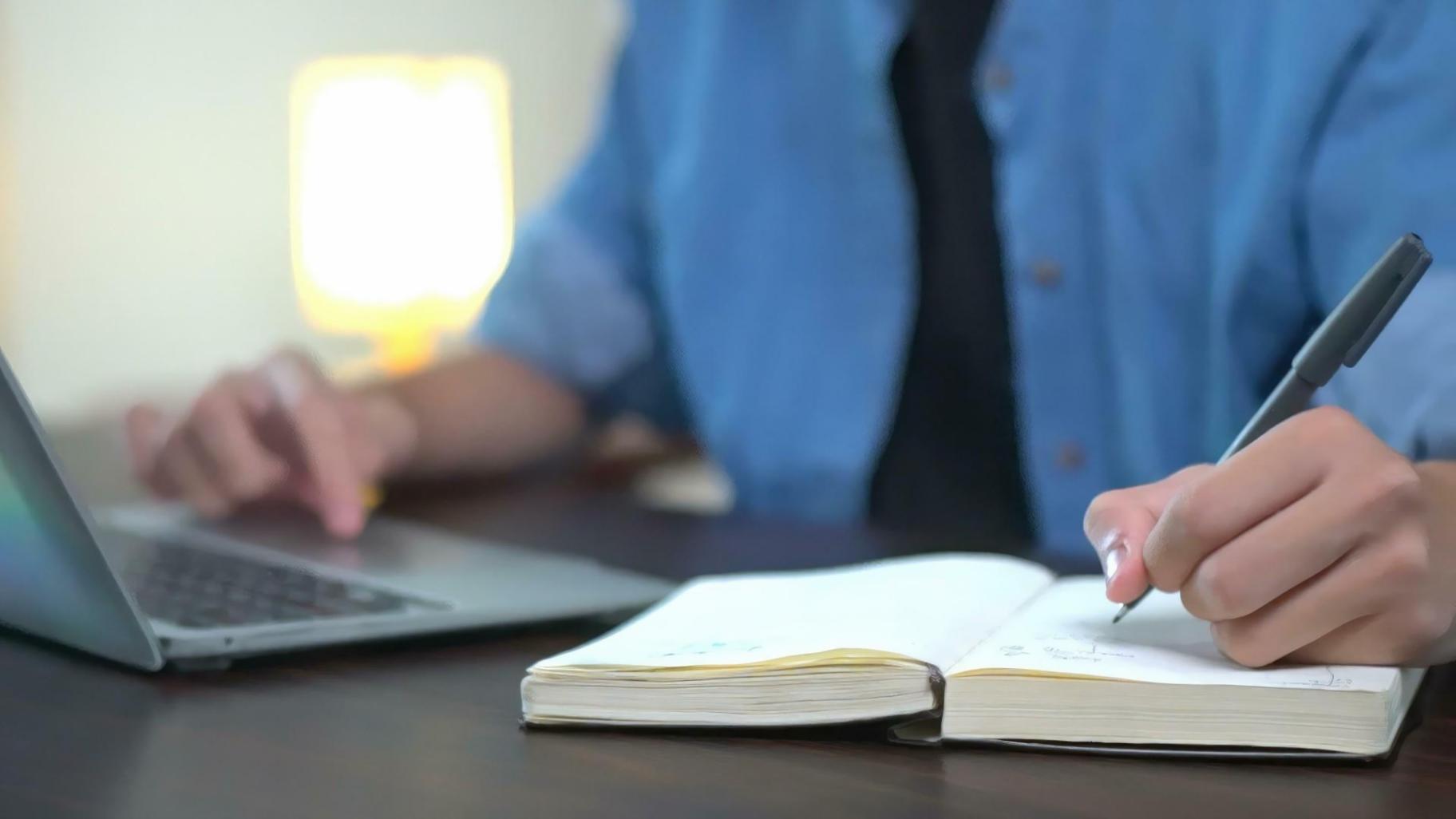 Professionelle Finanzberatung im Büro