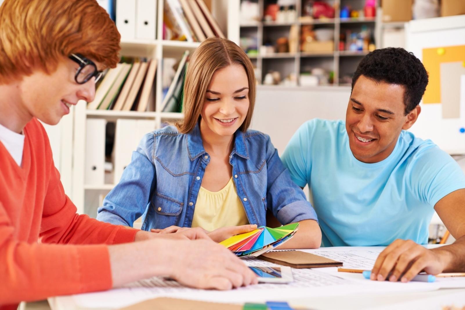 Modernes Büro mit aufgeräumtem Arbeitsplatz und organisierter Finanzplanung