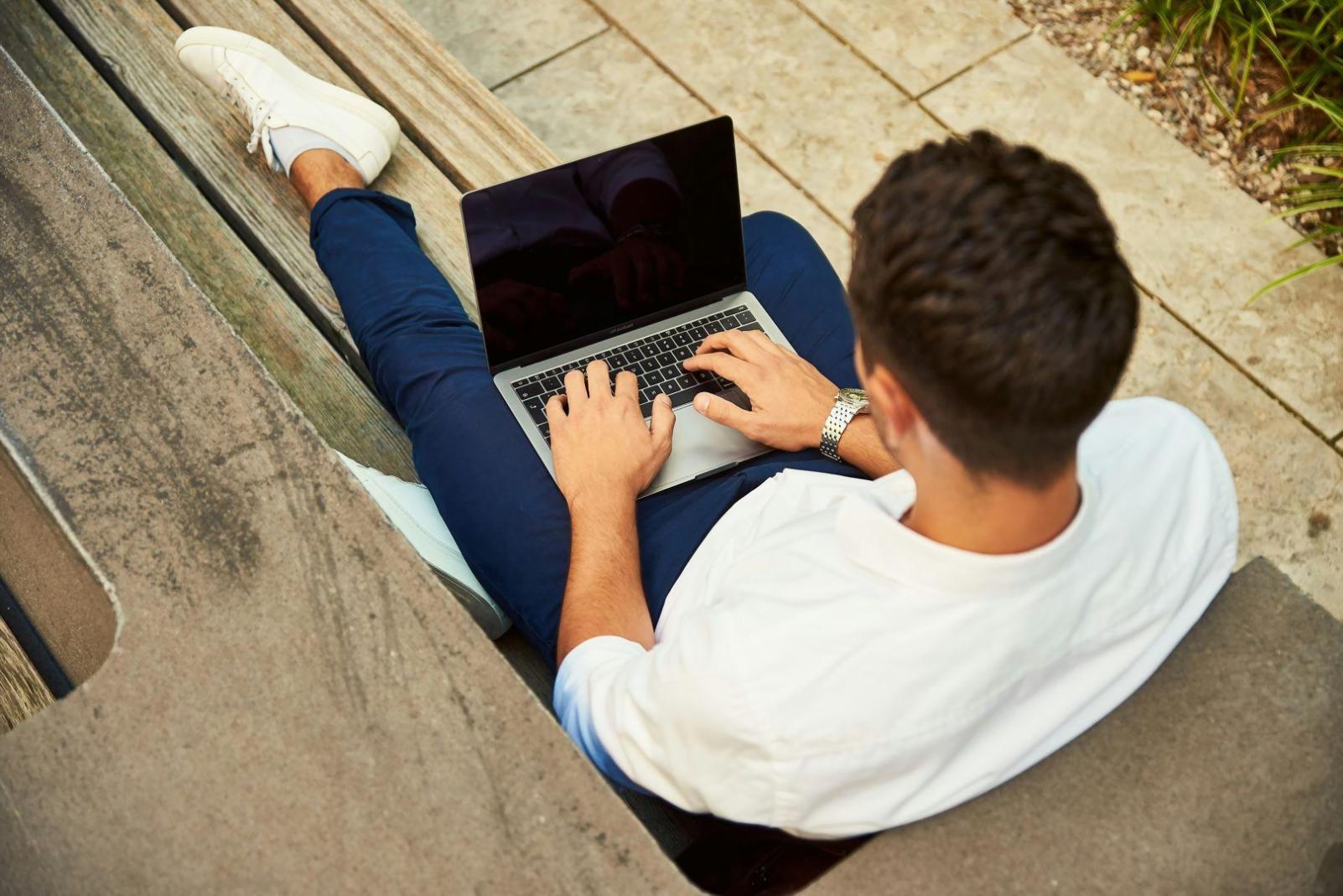 Moderne Büroumgebung mit Finanzanalyse-Tools