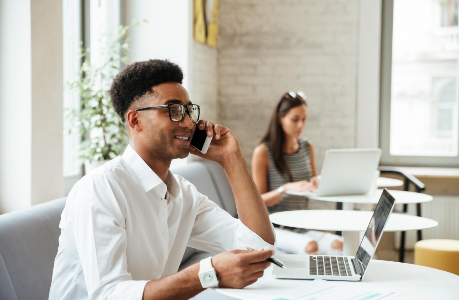 Praktische Finanzplanung Arbeitsplatz mit Unterlagen